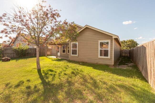 Building Photo - Charming 3 Bed/2 Bath near pool!
