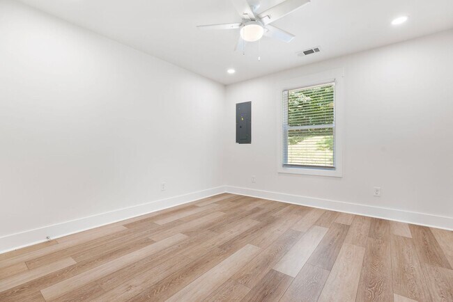 Building Photo - Four Bedroom Four Bath Home