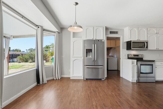 Building Photo - Mesa 4 Bed Single-Level Home • 2,044 Sq Ft • Oversized Yard • Stapley & McKellips