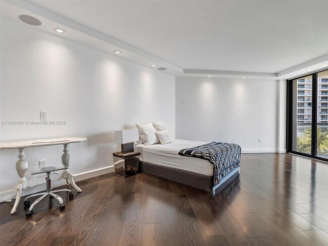 Building Photo - 4000 Island Blvd