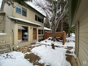 Building Photo - 4 Bed 3.5 Bath Wonderland Hill Townhouse