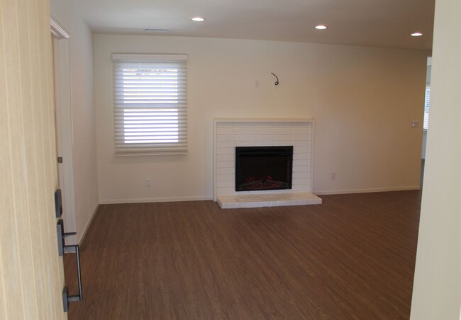 Building Photo - Completely Remodeled Central Ventura Home!