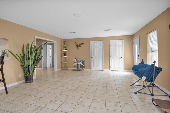 Building Photo - 1725 Strawn Rd