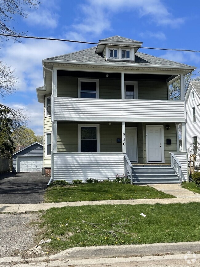 Building Photo - 710 N Poplar St