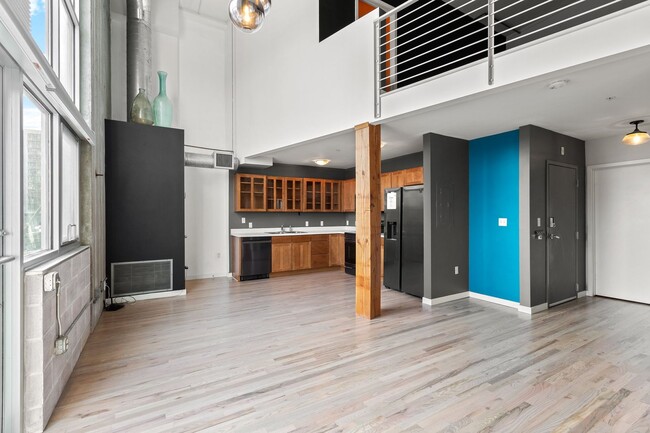 Building Photo - Penthouse Loft in Golden Triangle