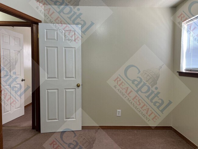 Building Photo - Cute Home Available!