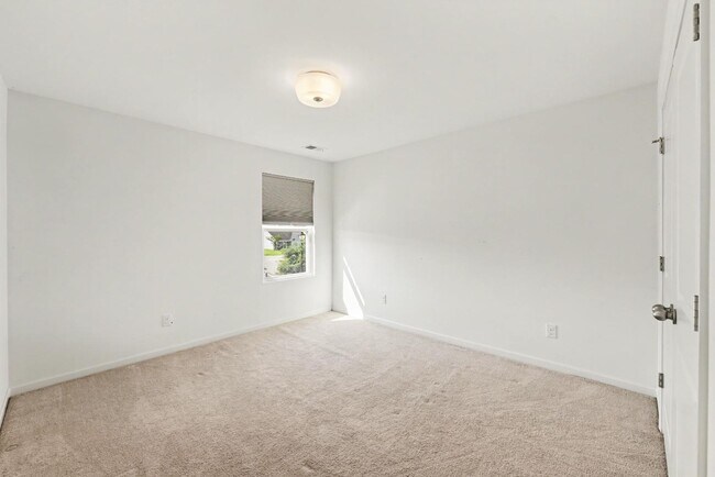 Building Photo - 121 Rockingham Way