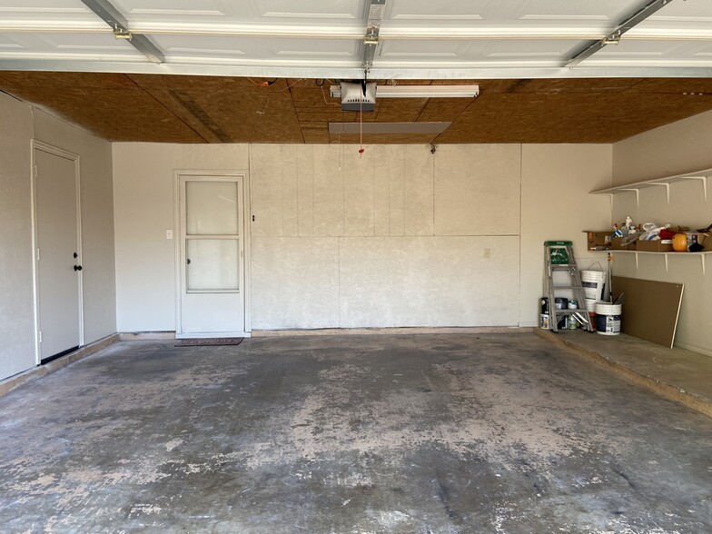Building Photo - 2129 Poppy Ln