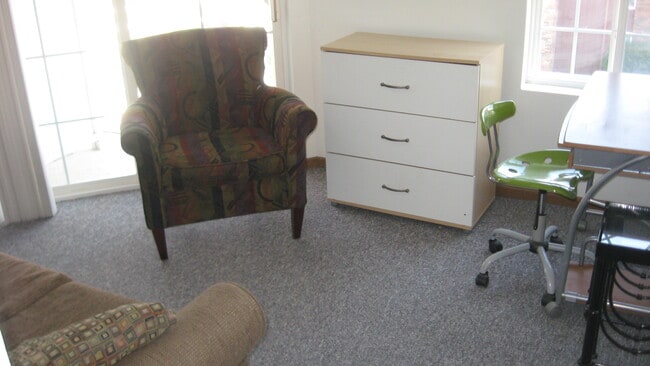 Building Photo - 712 W Elm St