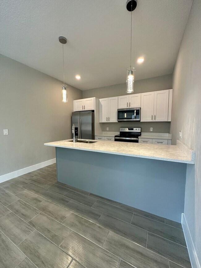 Building Photo - Brand New Modern Duplex !