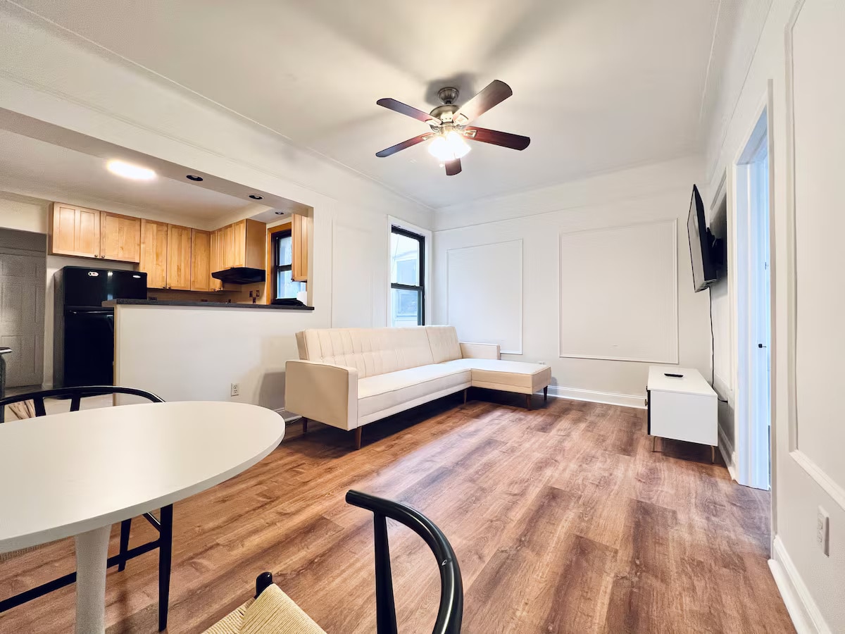 Building Photo - Furnished room/NOT APARTMENT