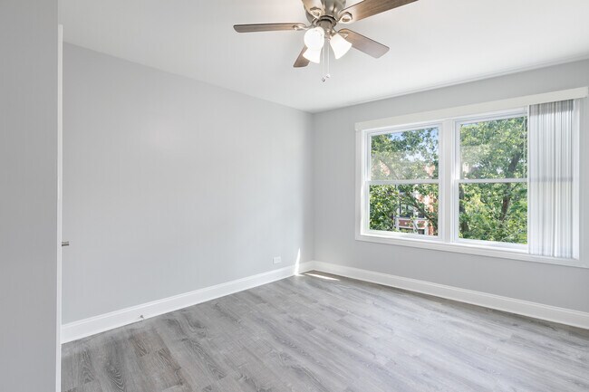 Building Photo - 7630 N Eastlake Terrace