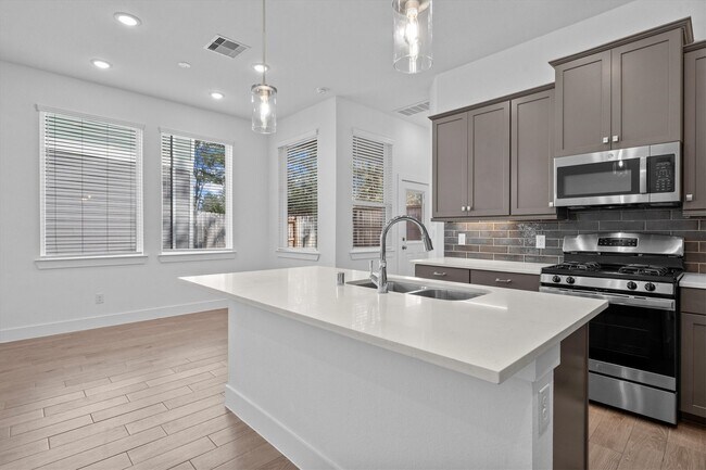 Building Photo - 120 Red Cascade Trl