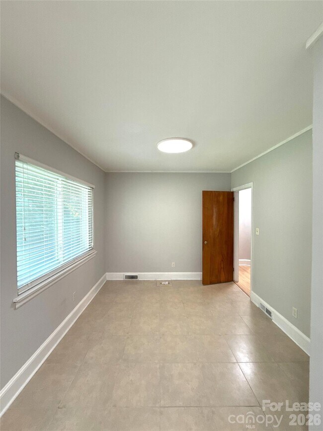 Building Photo - 932 Hickory Nut St