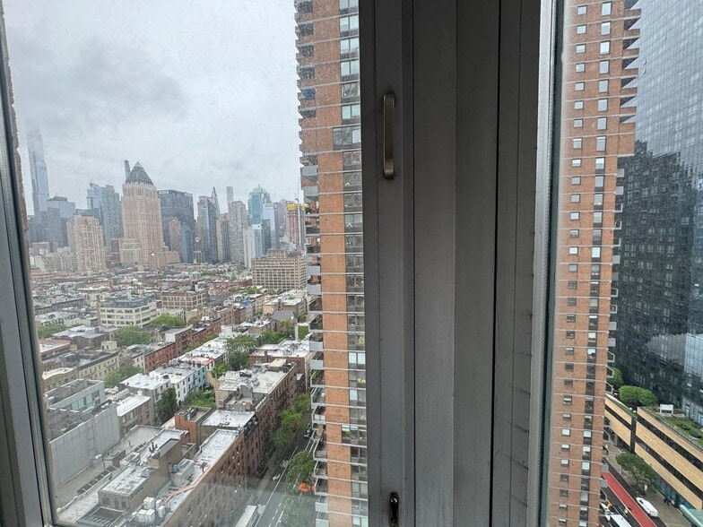 Building Photo - 500 W 43rd St