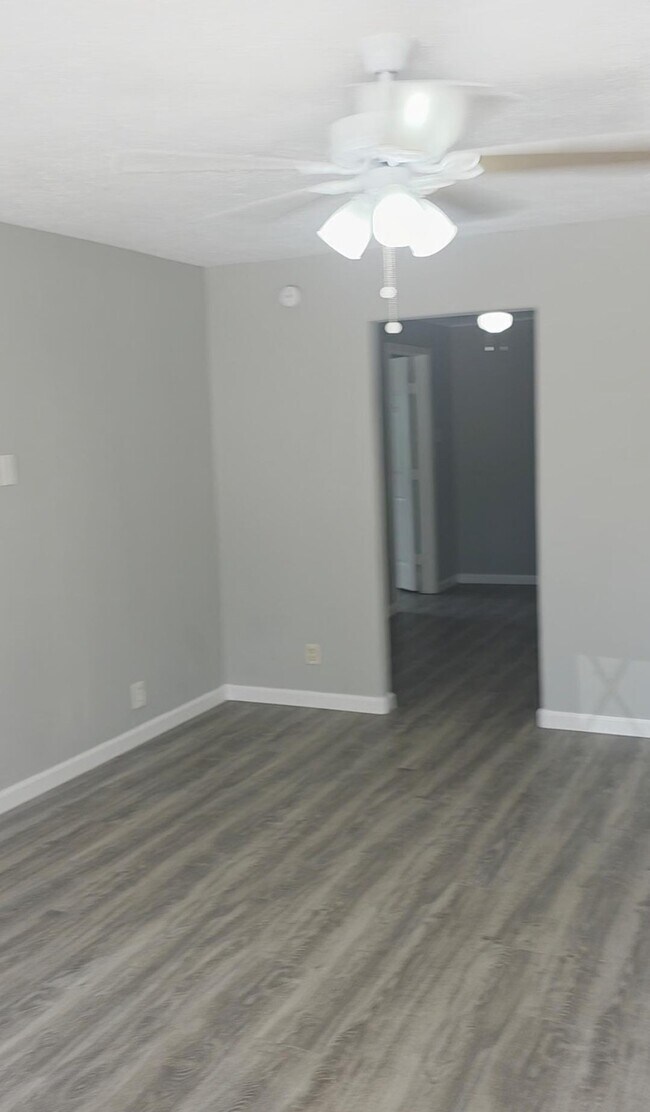 Building Photo - 407 E Homan Ave