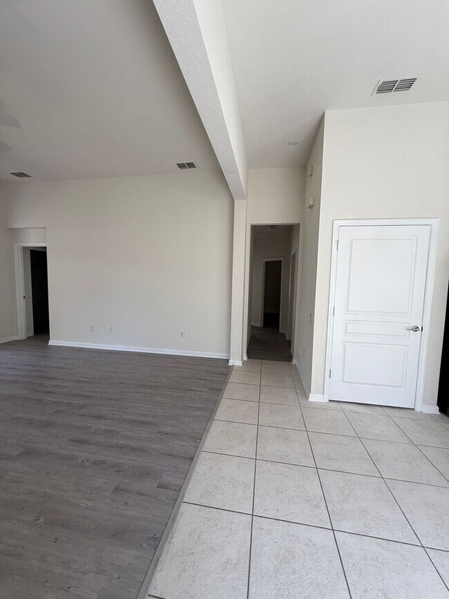 Building Photo - Come View This Amazing 3 Bed 2 Bath Single...