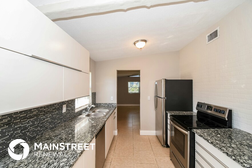 Building Photo - 7613 Crest Dr N
