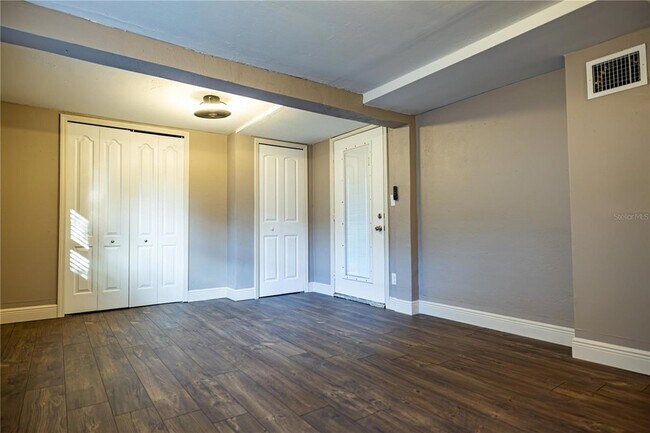 Building Photo - 2026 Sunset Ln