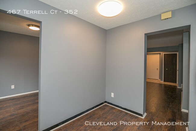 Building Photo - 2 Bedroom Richmond Hts Condo