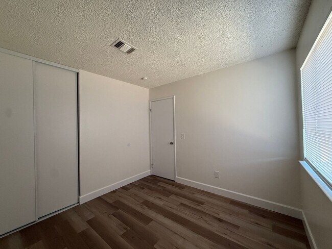 Building Photo - 486 Colonial Cir