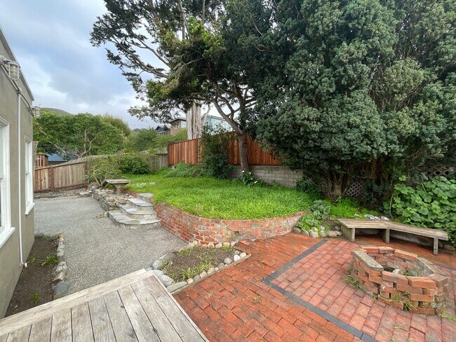 Building Photo - A gorgeous 3 bedroom and 1 bathroom home in Pacifica!