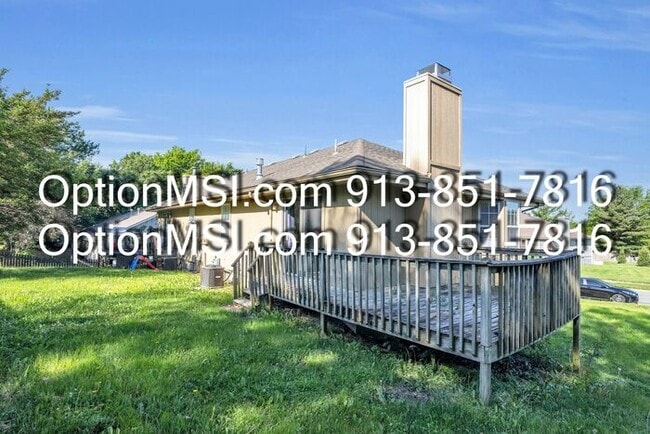 Building Photo - Spacious Townhome!