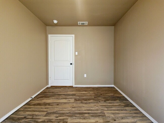 Building Photo - PRE-LEASE SPECIAL: Cozy 3 Bedroom Home