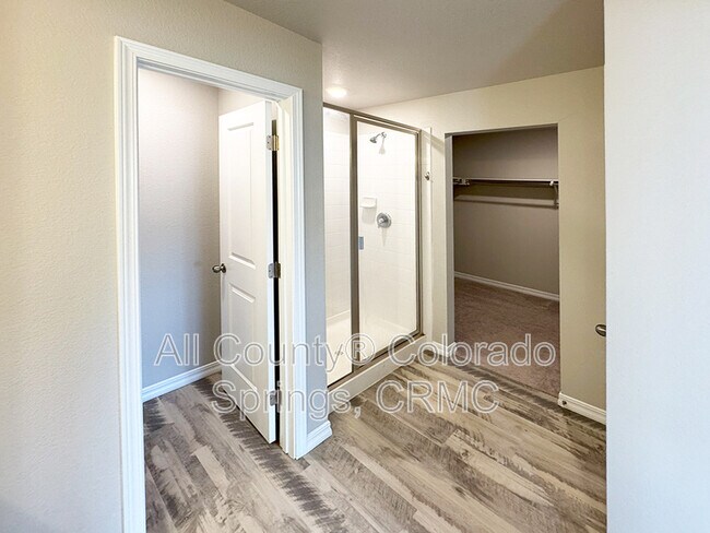 Building Photo - 5975 Mumford Dr.