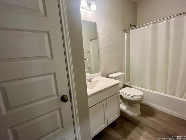 Building Photo - 3/2 Single Story Conveniently Located to B...