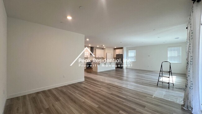 Building Photo - Still looks new. 4-bedroom home in North N...