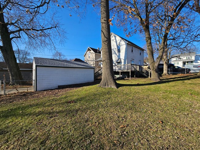 Building Photo - 3 bed, 1 bath, Mishawaka. Fenced Yard. Garage.