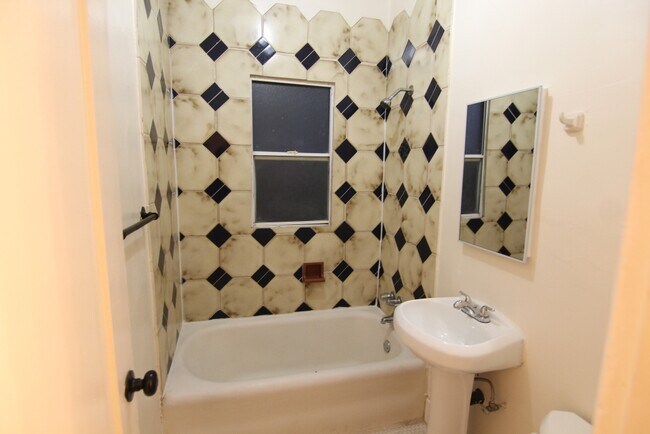 Building Photo - 836 Sanborn Ave