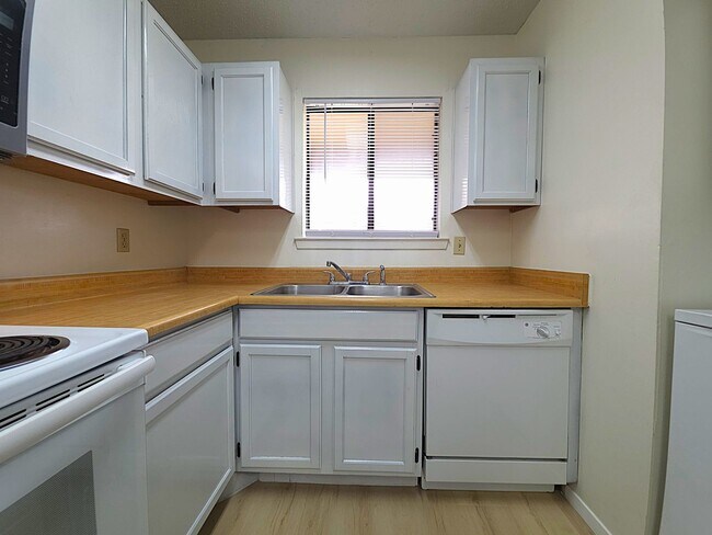 Building Photo - Get ready to fall in love with comfortable, carefree living at Courtyard Condominiums in Tyler, TX!