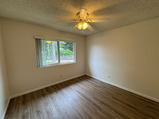 Building Photo - Charming 2-Bedroom, 1-Bathroom Condo in La...