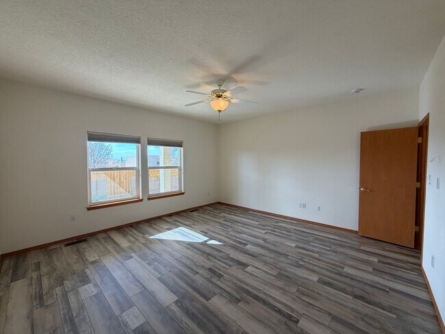 Building Photo - Roomy 3 Bedroom 2 Bathroom Home In Quintessence!