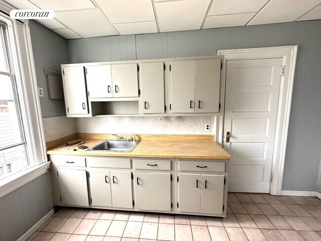 Building Photo - 387 Van Duzer St