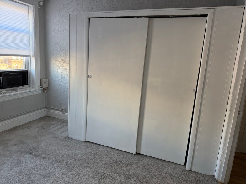 Building Photo - 1049 Avenue C