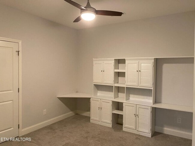 Building Photo - Single Level Home with 2 bedrooms + Separate Office or Den!