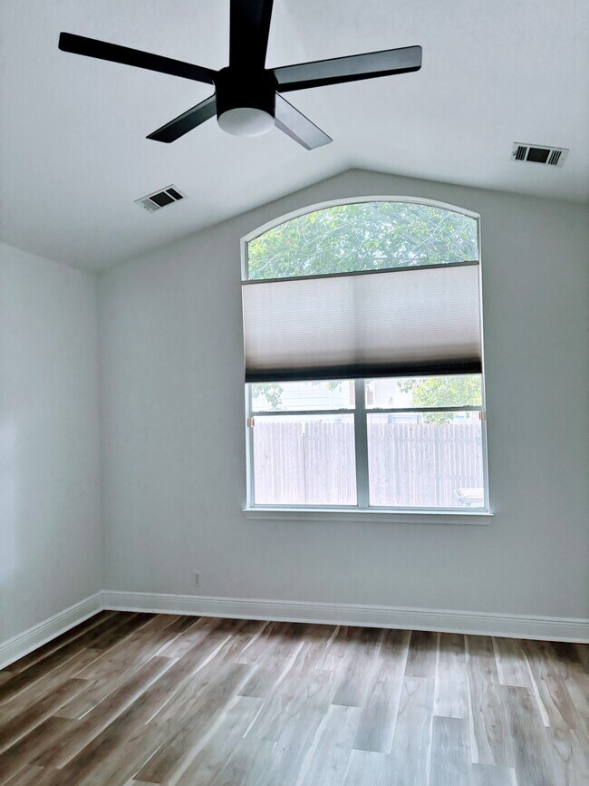 Building Photo - 412 Bradfield Dr