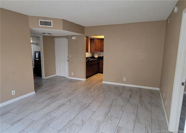 Building Photo - 1524 SE Royal Green Cir