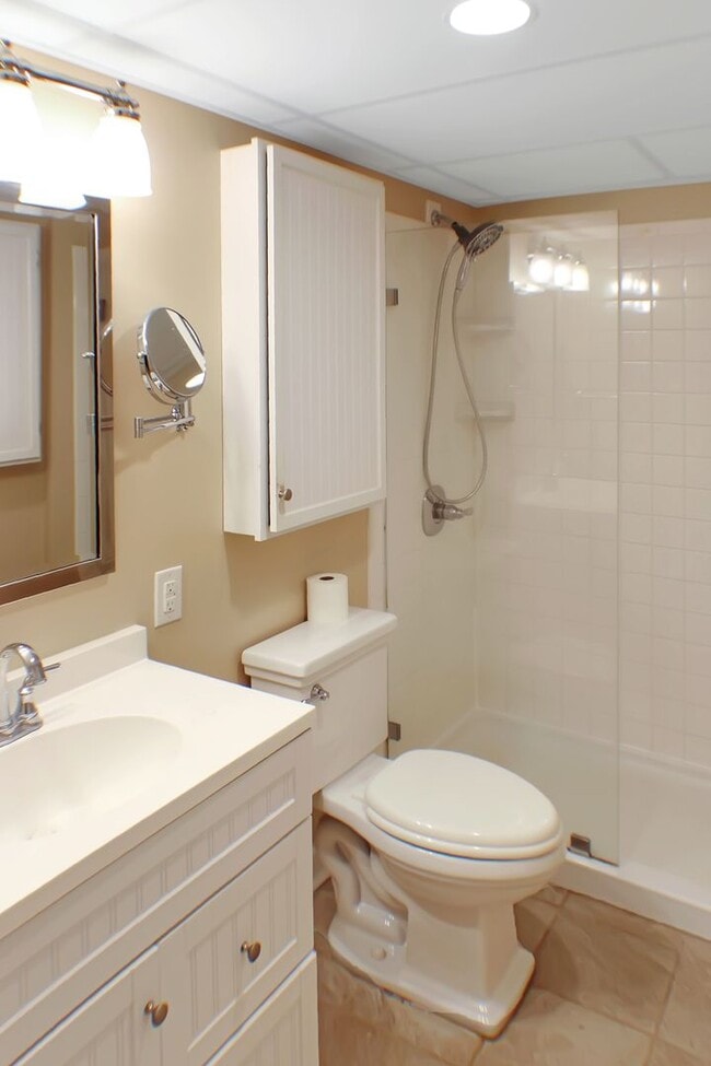 Building Photo - 4 Bedroom on 1 acre