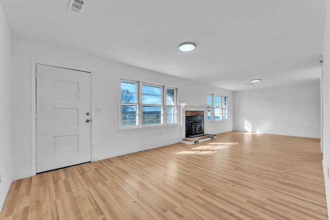 Building Photo - Spacious 3BR Ranch on Over Half an Acre in Seneca! $1,700/mo rent