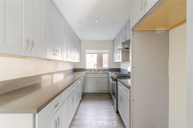 Building Photo - 9920 Pinewood Ave