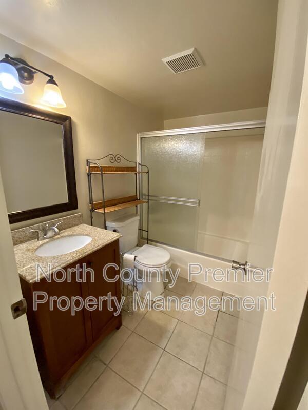 Building Photo - 2850 Englewood Way