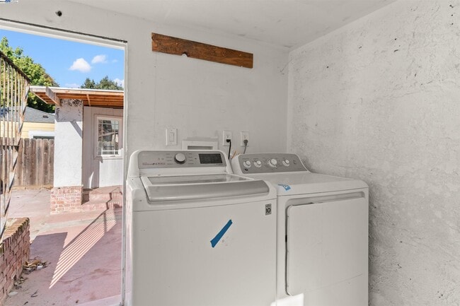 Building Photo - 2081 Oakwood Dr