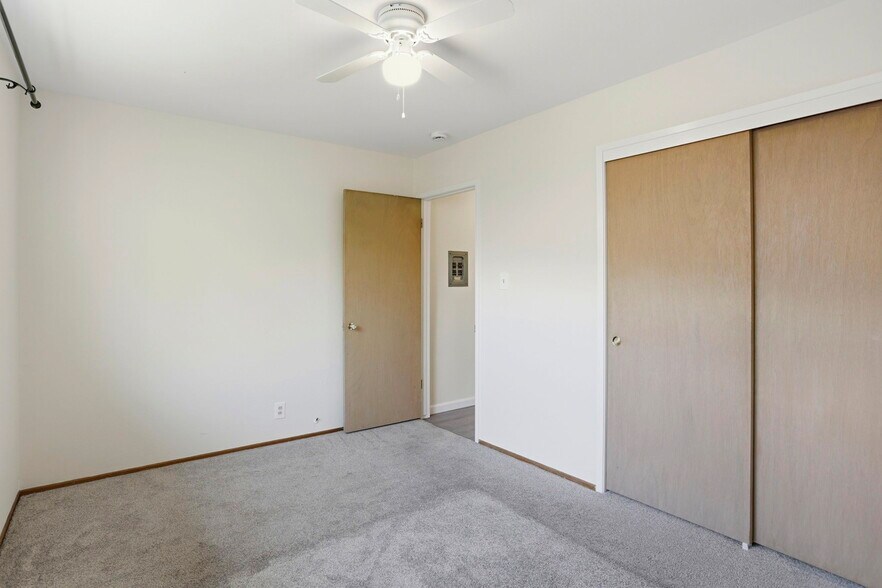 Building Photo - 2105 Royal Dr