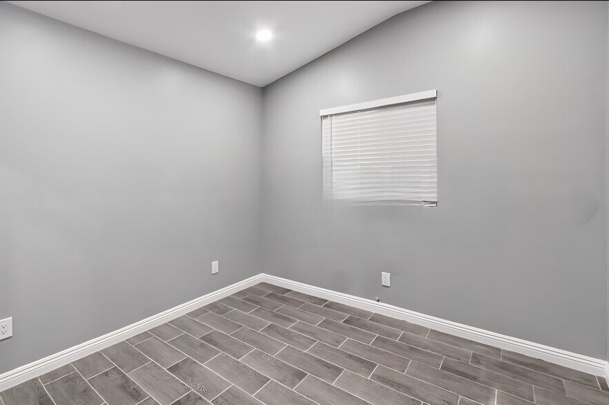 Building Photo - 4159 La Salle Ave