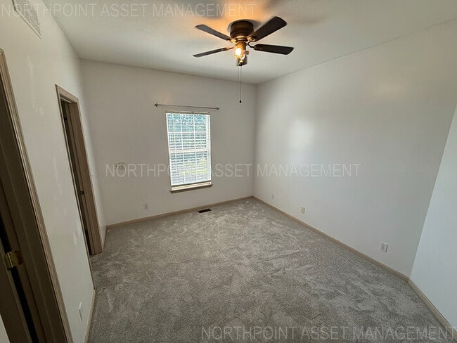 Building Photo - 3 Bed, 2 Bath Townhome SPECIAL!