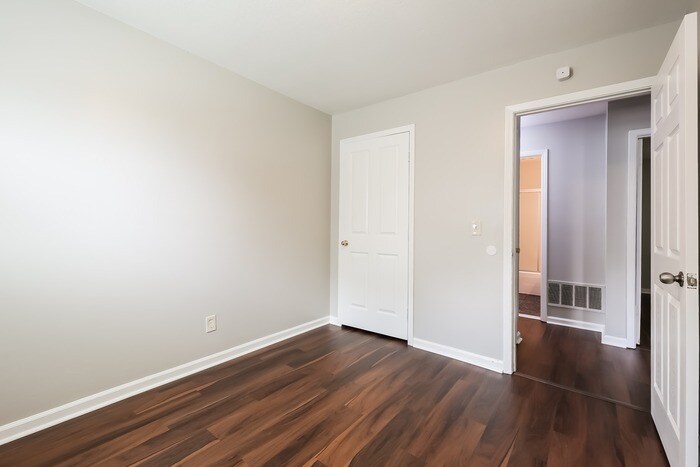 Building Photo - 105 Holland Ct